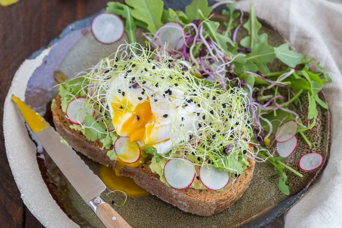 Découvrez l'irrésistible avocado toast et son œuf poché gourmet