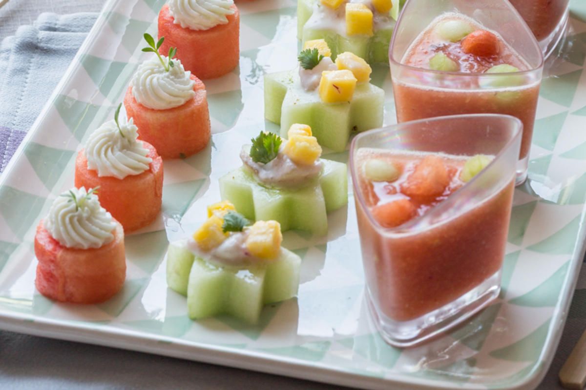 Un apéritif estival rafraîchissant avec ceviche, pastèque et gaspacho