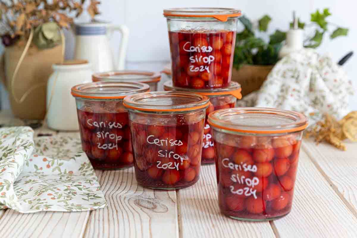 Des bocaux de cerises au sirop pour un goût d'été toute l'année
