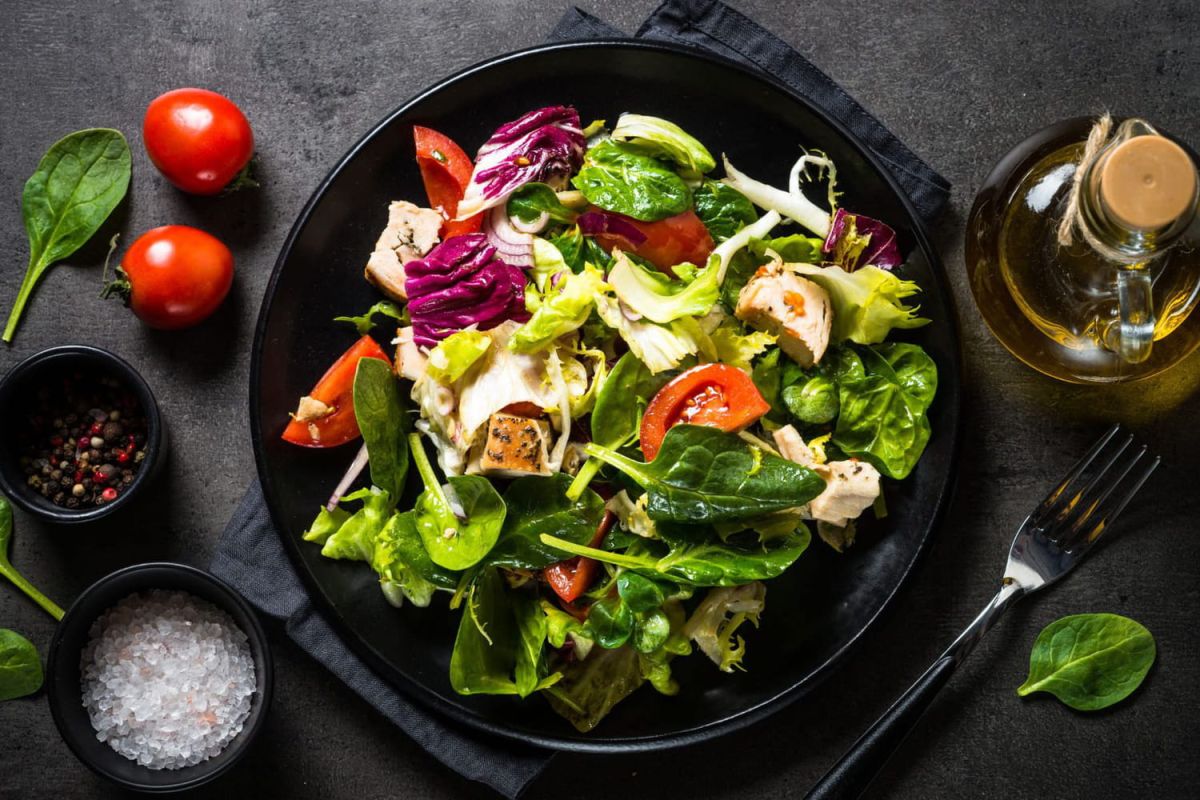 Transformez votre salade avec une vinaigrette au dirty martini