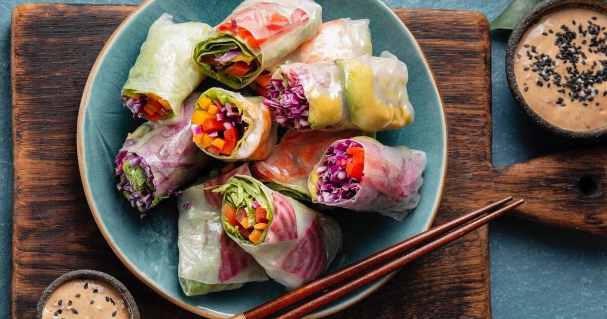 Découvrez la légèreté des rouleaux de printemps et leur sauce cacahuète inoubliable