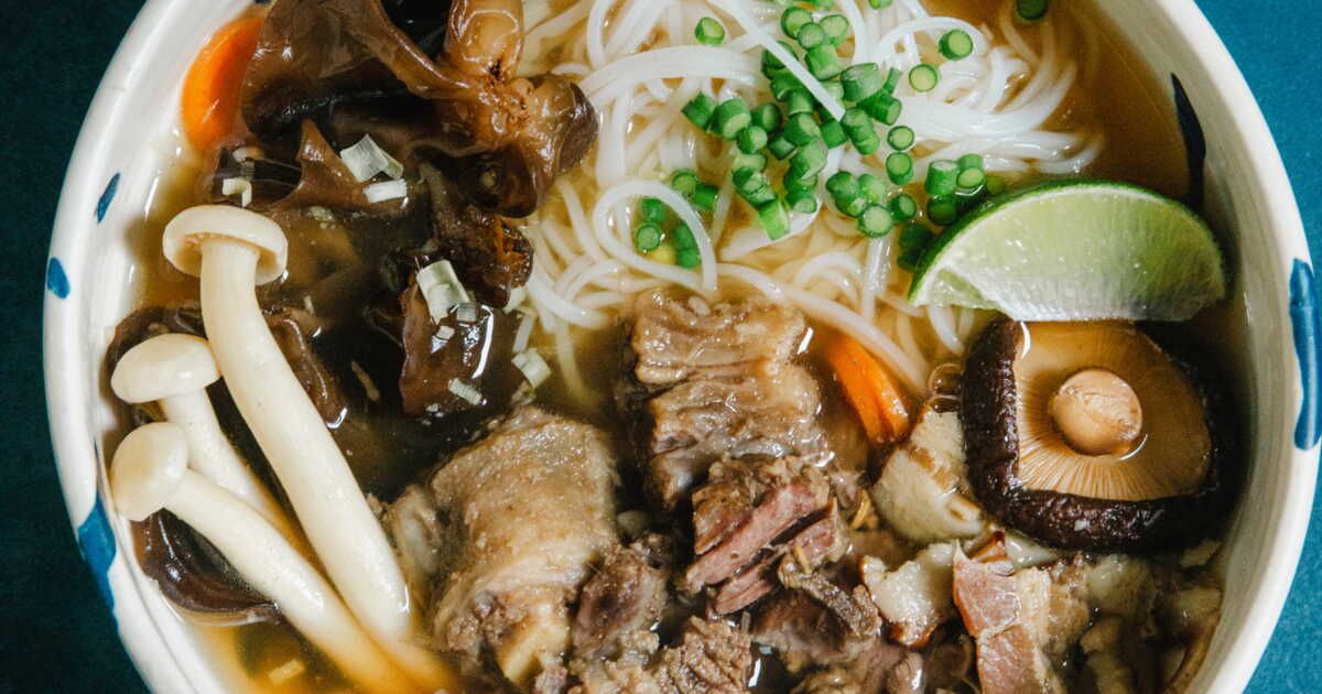 Savourez un bouillon de bœuf façon phô : la recette réconfortante d'une naturopathe