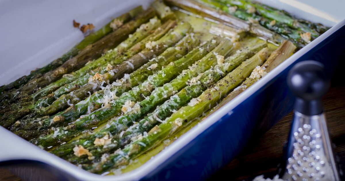 Des asperges croustillantes au parmesan : la surprenante recette au four