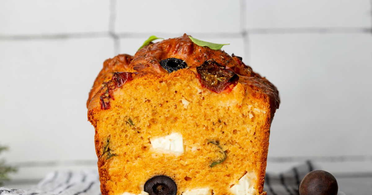 Un cake apéro savoureux aux olives et feta à réaliser sans tarder