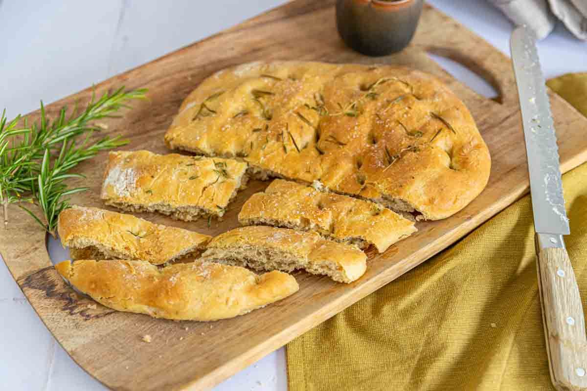 Une fougasse savoureuse au chanvre et pesto de fanes