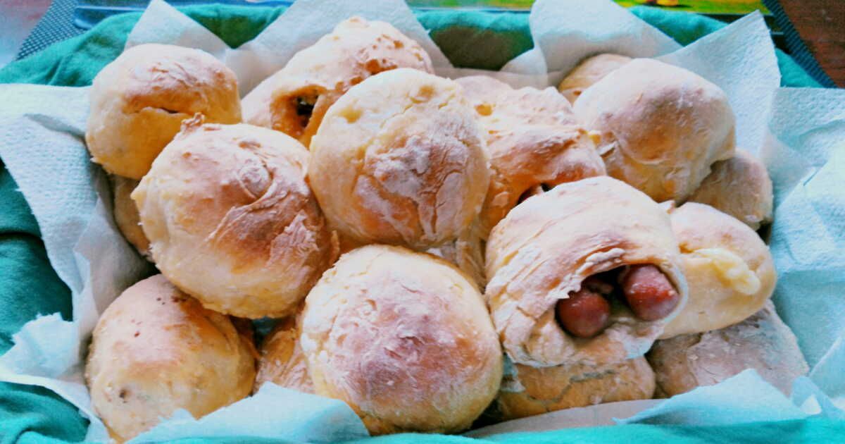 Un apéro réussi avec des bollos preñaos : petits pains au chorizo à découvrir