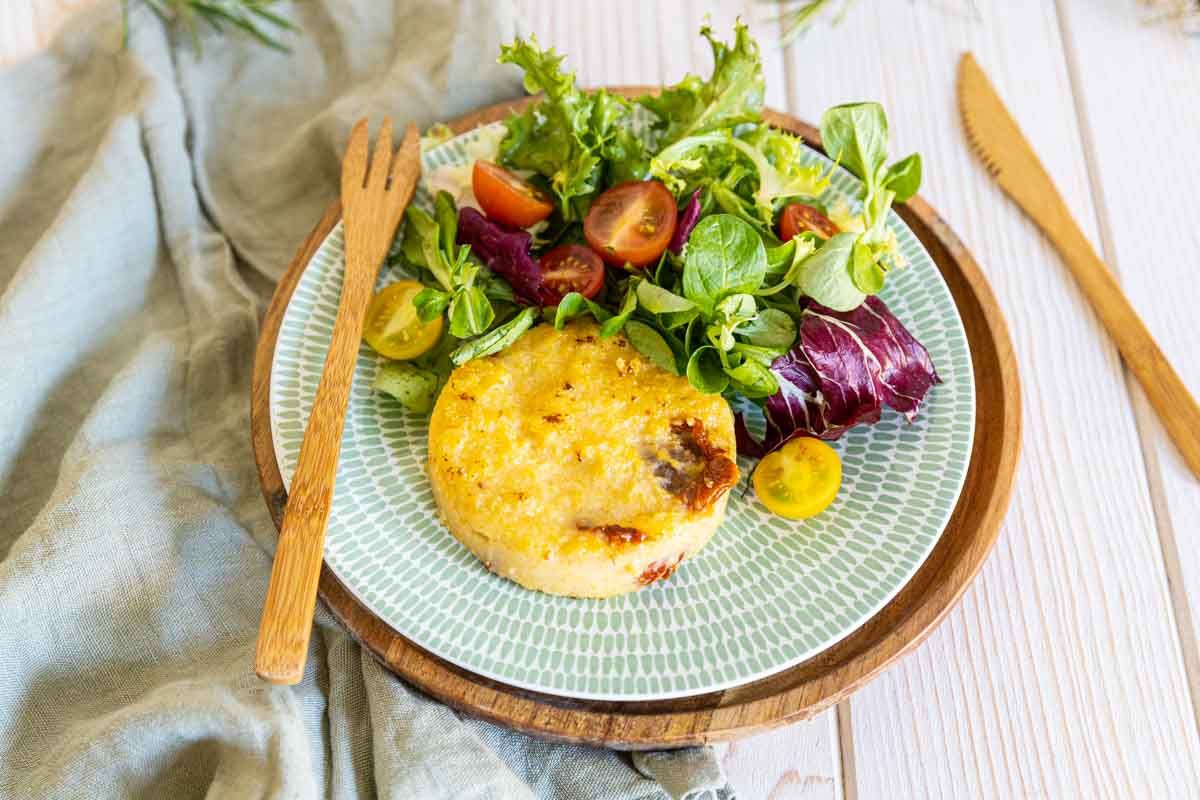 Des galettes de polenta irrésistibles aux tomates séchées