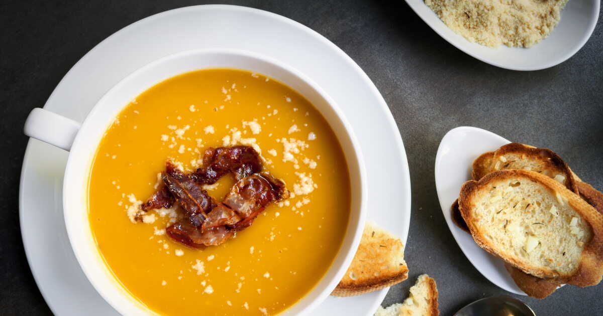 Une entrée de Noël raffinée : Saint-Jacques au jambon de pays et purée de butternut