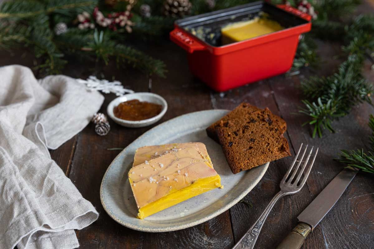 Découvrez la terrine de foie gras poêlé : une recette festive et simple