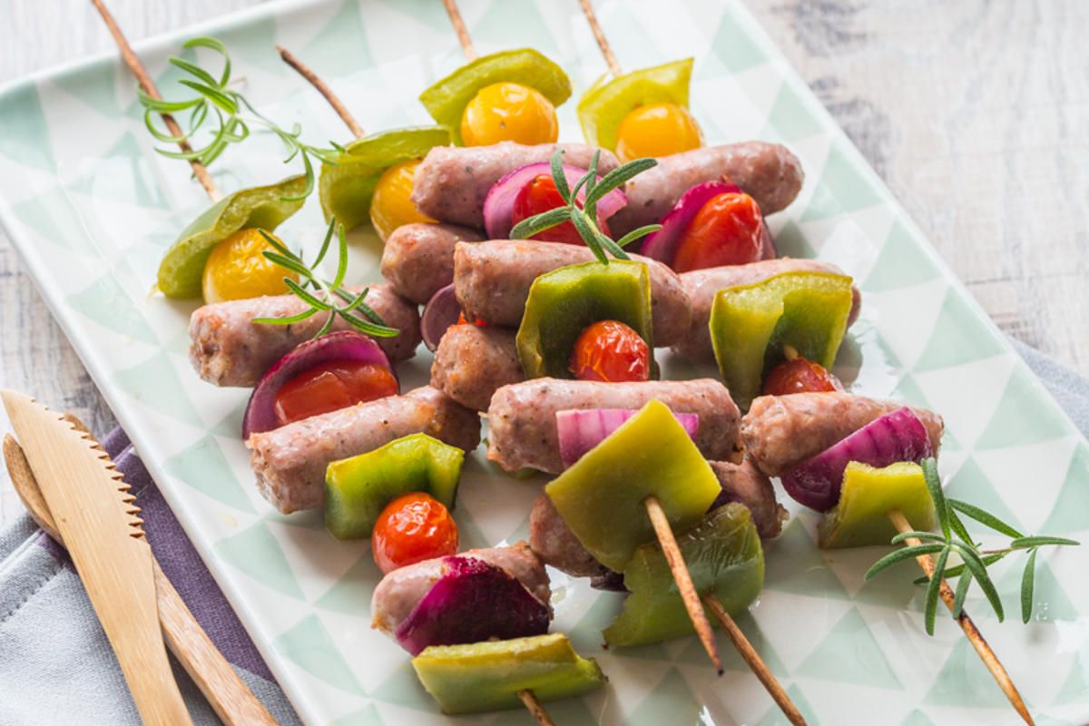 Des brochettes de chipolatas aux légumes : le barbecue reinventé