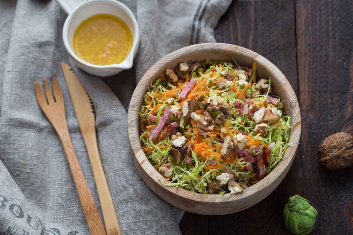 Salade hivernale aux choux de Bruxelles, carottes, bacon et noix
