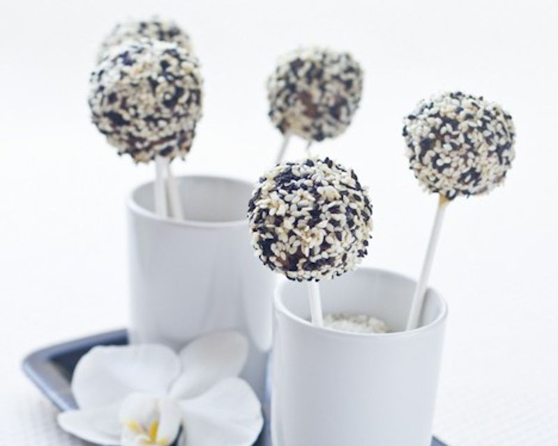 Des cake pops audacieux au roquefort Papillon, noix et caramel de porto
