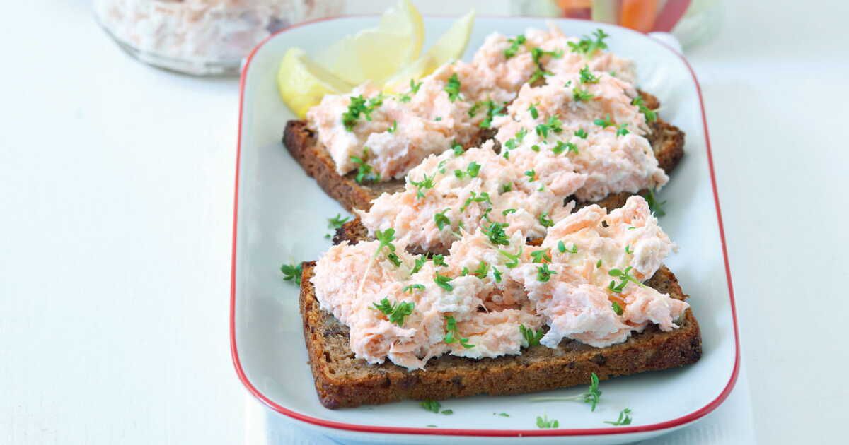 Savourez une tartine gourmande de rillettes de saumon et fromage frais
