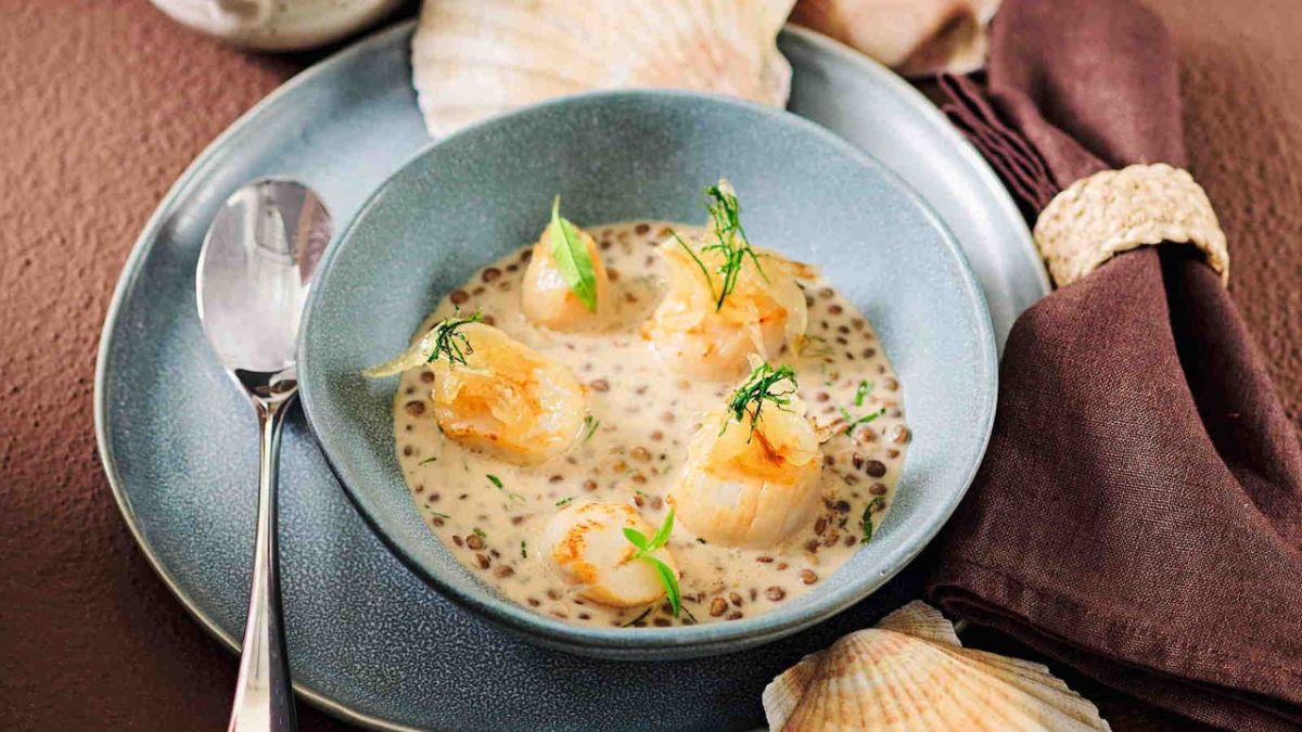 Saint-Jacques, lentilles à la sauce marsala et oignons aigres-doux