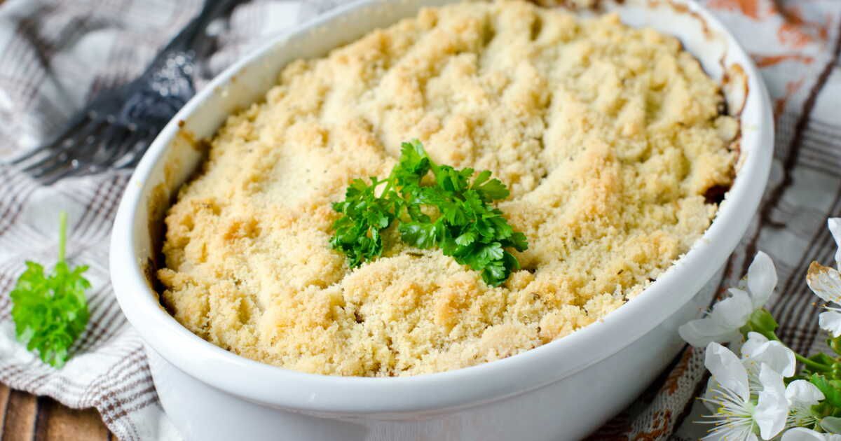 Une délicieuse recette de crumble aux courgettes et chèvre frais pour un dîner léger