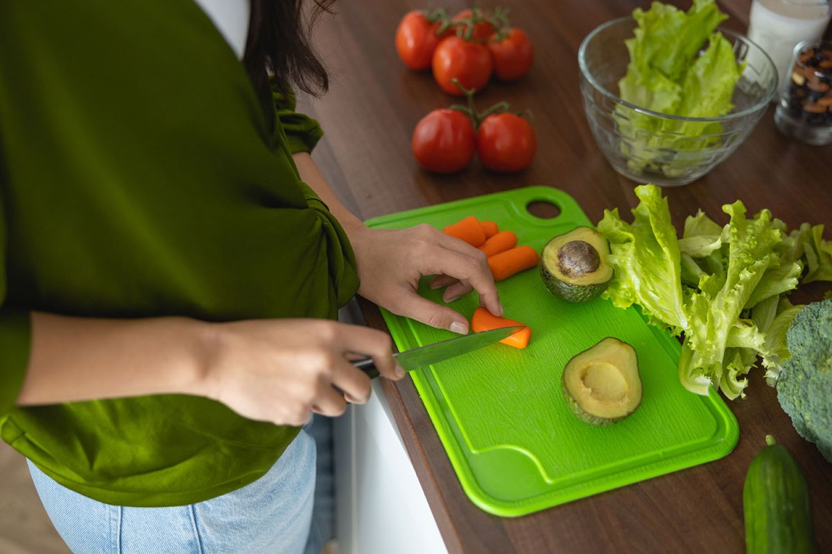 Planche à découper : bois ou plastique, le dilemme des chefs