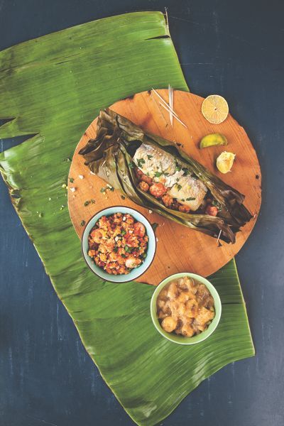 Papillotes de bar, farofa aux crevettes et purée de banane