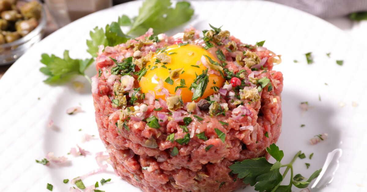 Redécouvrez le steak tartare avec cette recette classique des bistrots