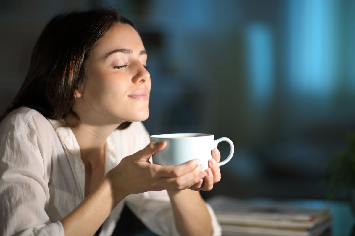 Une boisson saine qui tourne mal : une jeune femme hospitalisée après avoir abusé du thé matcha