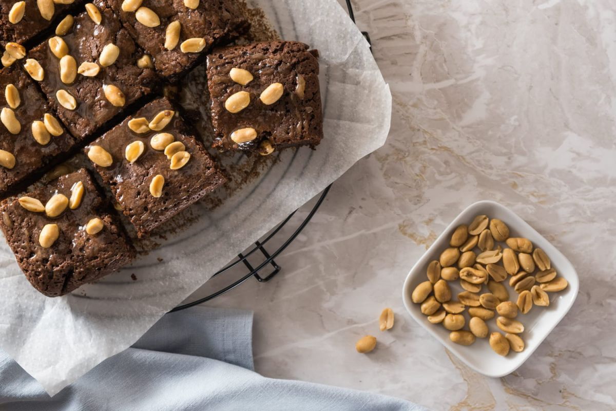 Découvrez les brownies aux cacahuètes de Cyril Lignac : simple et irrésistible