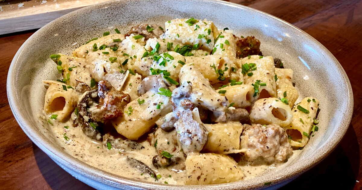 Pâtes crémeuses aux champignons et saucisse : une douceur hivernale