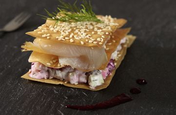 Un mille-feuille raffiné au flétan fumé et aux saveurs fruitées