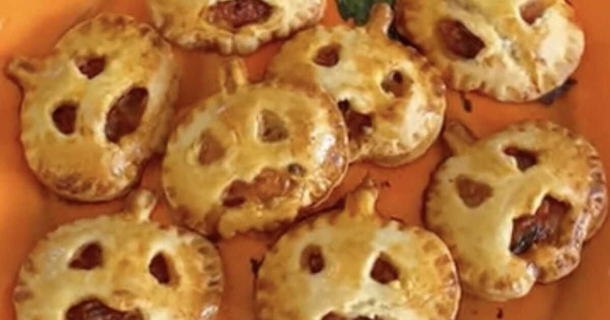 Mini pizzas citrouilles : la recette incontournable pour un apéro d'Halloween réussi