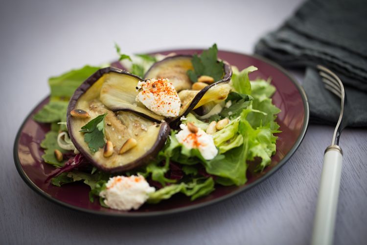 Salade d'aubergine au fromage pour les beaux jours