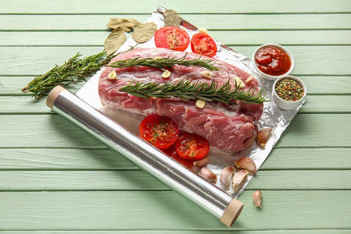 Pourquoi emballer certains aliments dans du papier aluminium peut être risqué