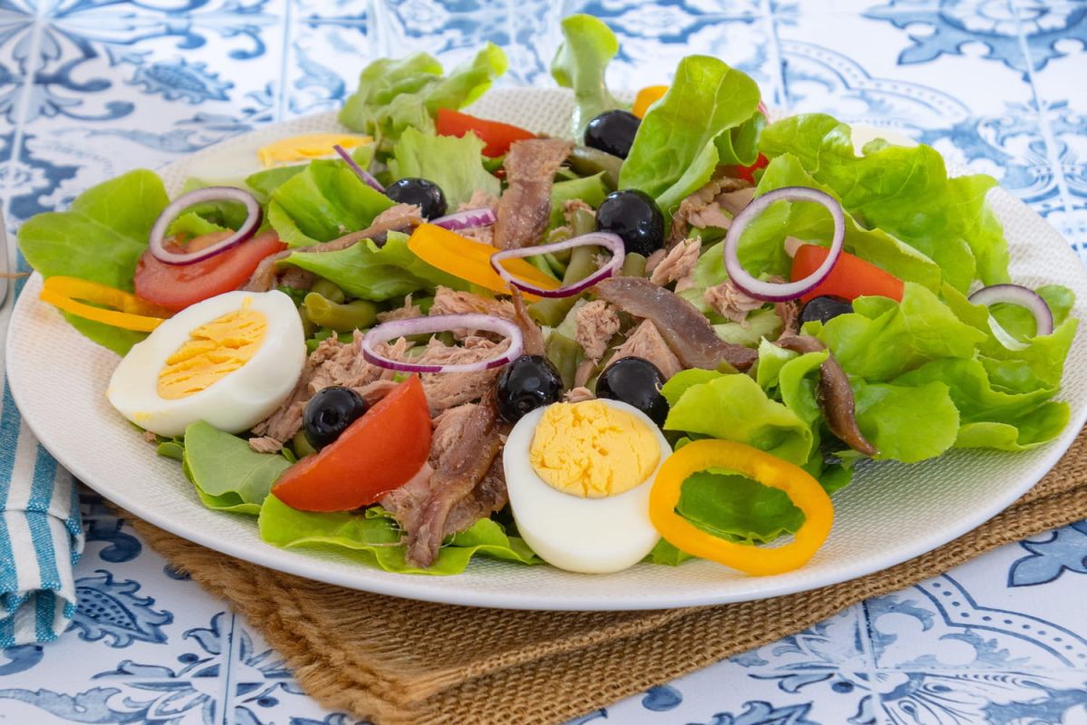 La salade niçoise authentique révélée par une cheffe locale
