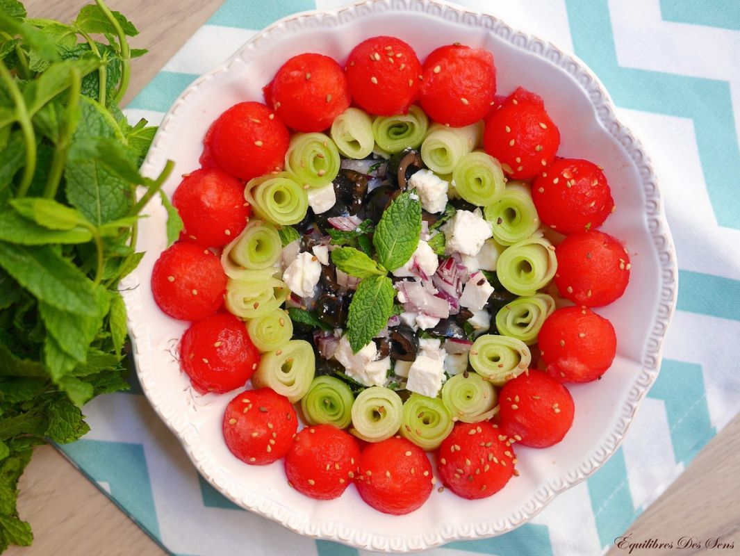 Une salade estivale colorée à la pastèque et au concombre