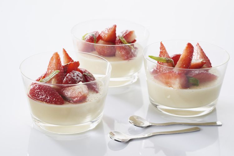 Une panna cotta aux quenelles et fraises marinées à l'estragon