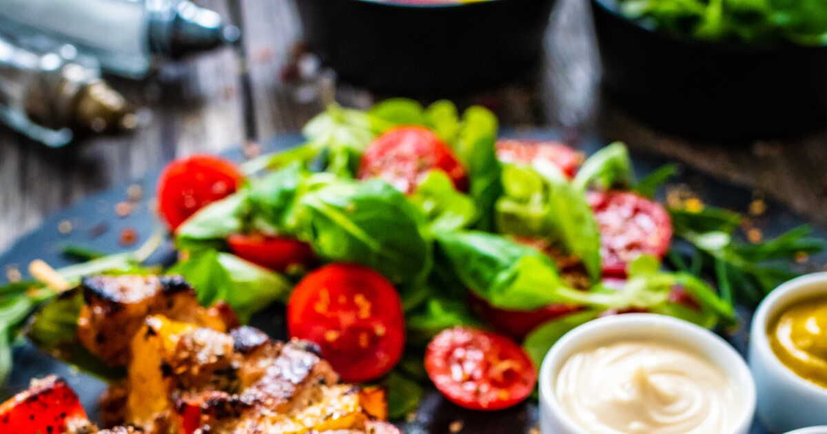 Savourez l'été avec les brochettes de poulet épicé de Cyril Lignac