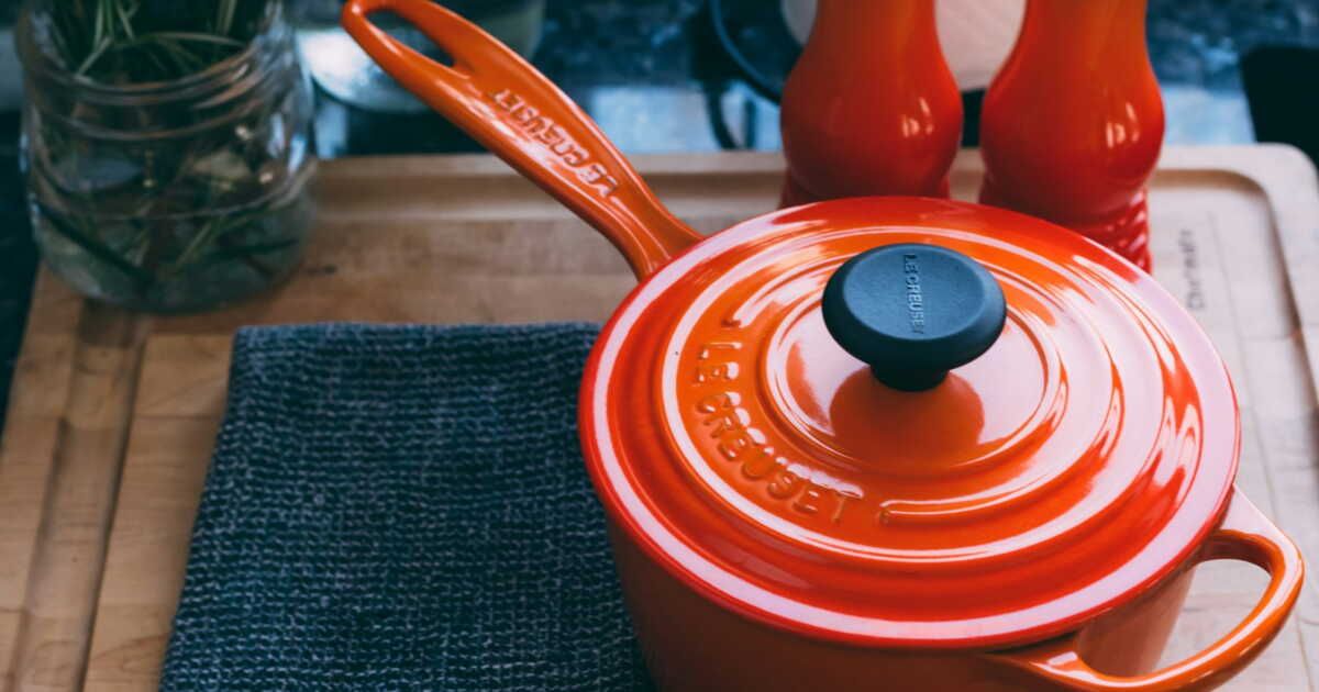 Ne laissez pas un couvercle manquant gâcher votre plat : une méthode ingénieuse à découvrir