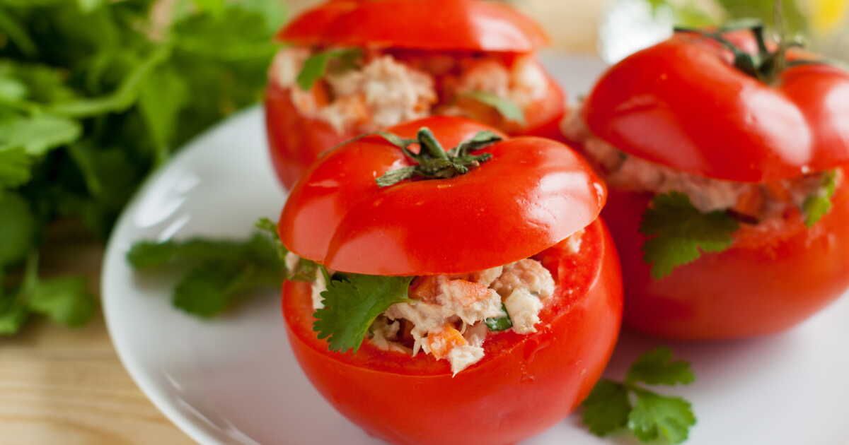 découvrez la recette estivale : tomates farcies au thon et avocat en un clin d'œil