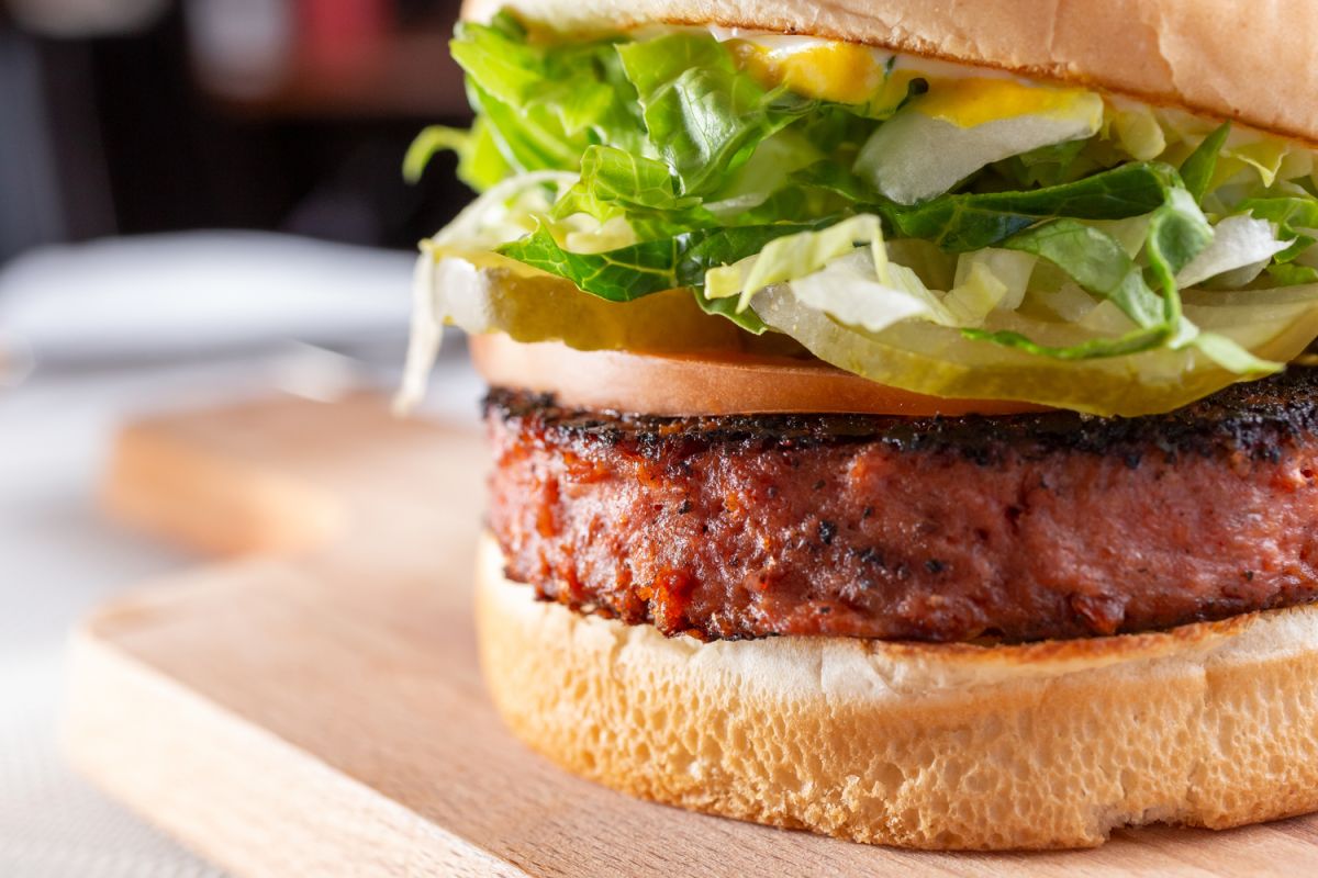 Fausses viandes : une révolution alimentaire à adopter ou à fuir ?