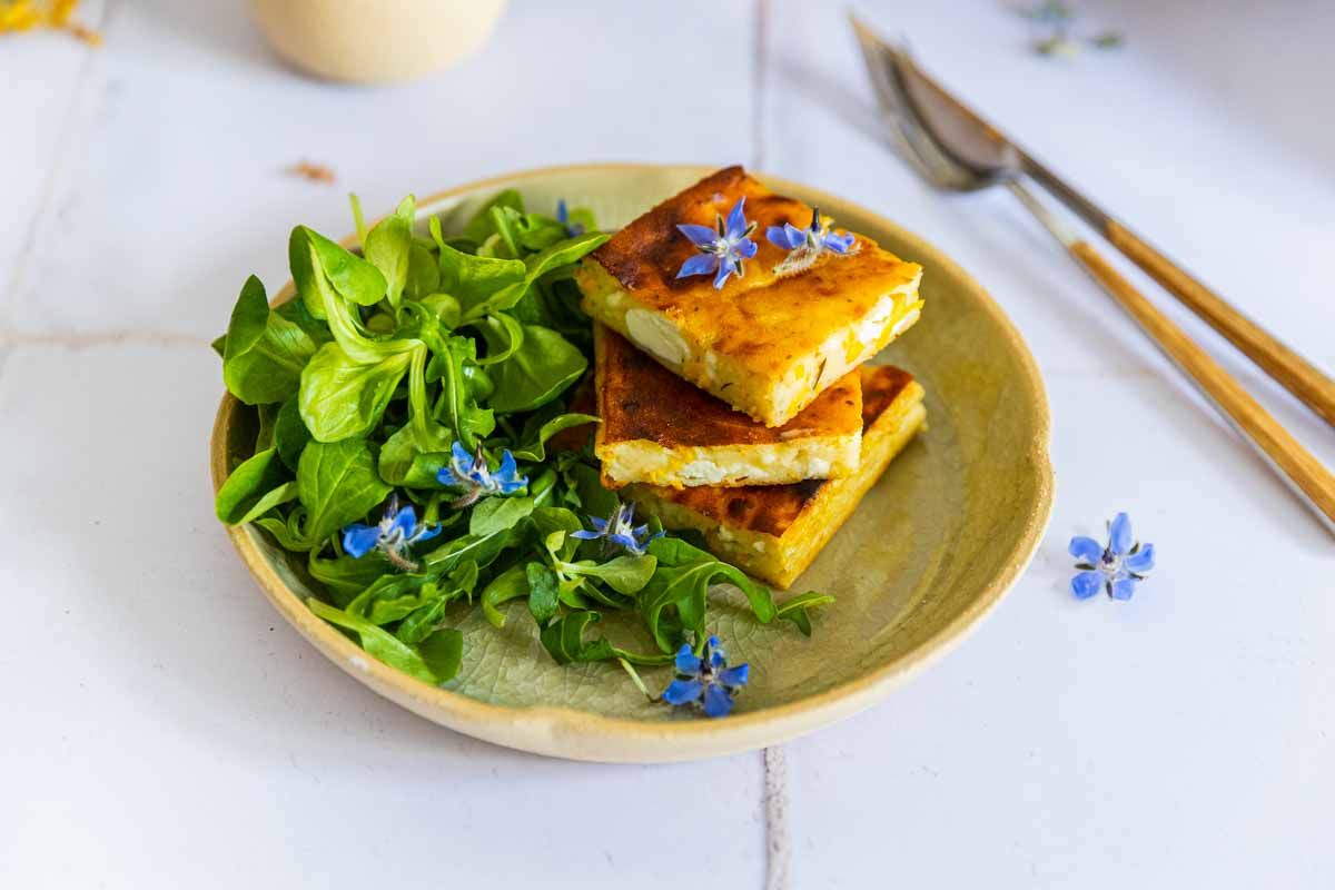 Des carrés gourmands aux courgettes et feta