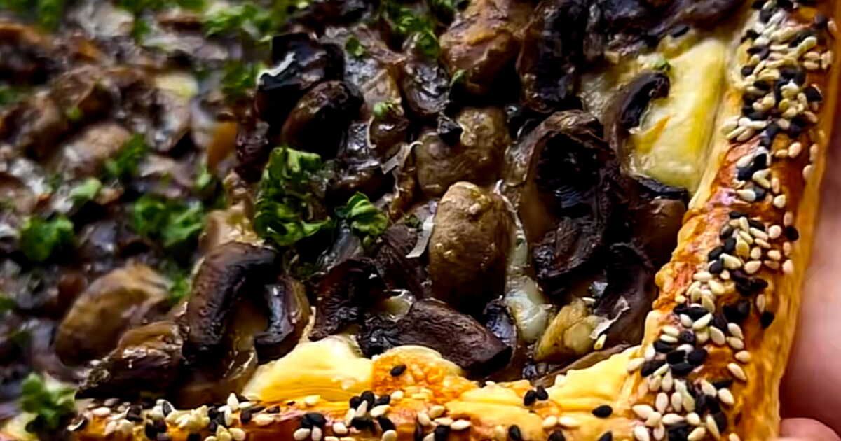Savourez la tarte fine aux champignons et comté : une recette express irrésistible