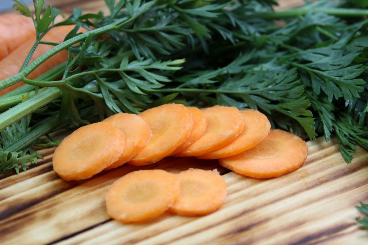 Découvrez la recette de pesto aux fanes de carottes : un délicieux trésor anti-gaspillage