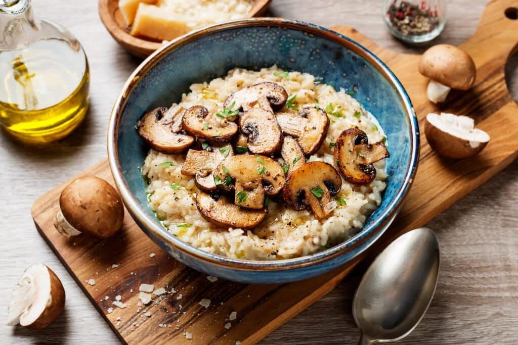 Sublimez vos repas avec un risotto crémeux aux cèpes et jus de rôti maison