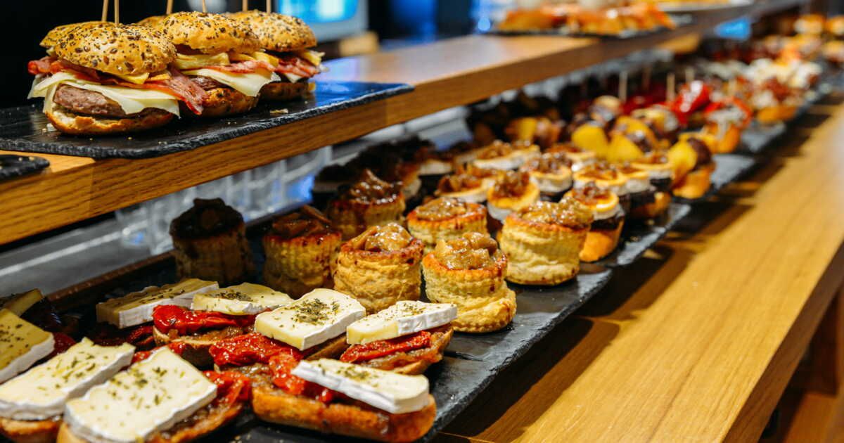 Découvrez 47 recettes de pintxos pour un apéritif réussi au cœur du Pays Basque