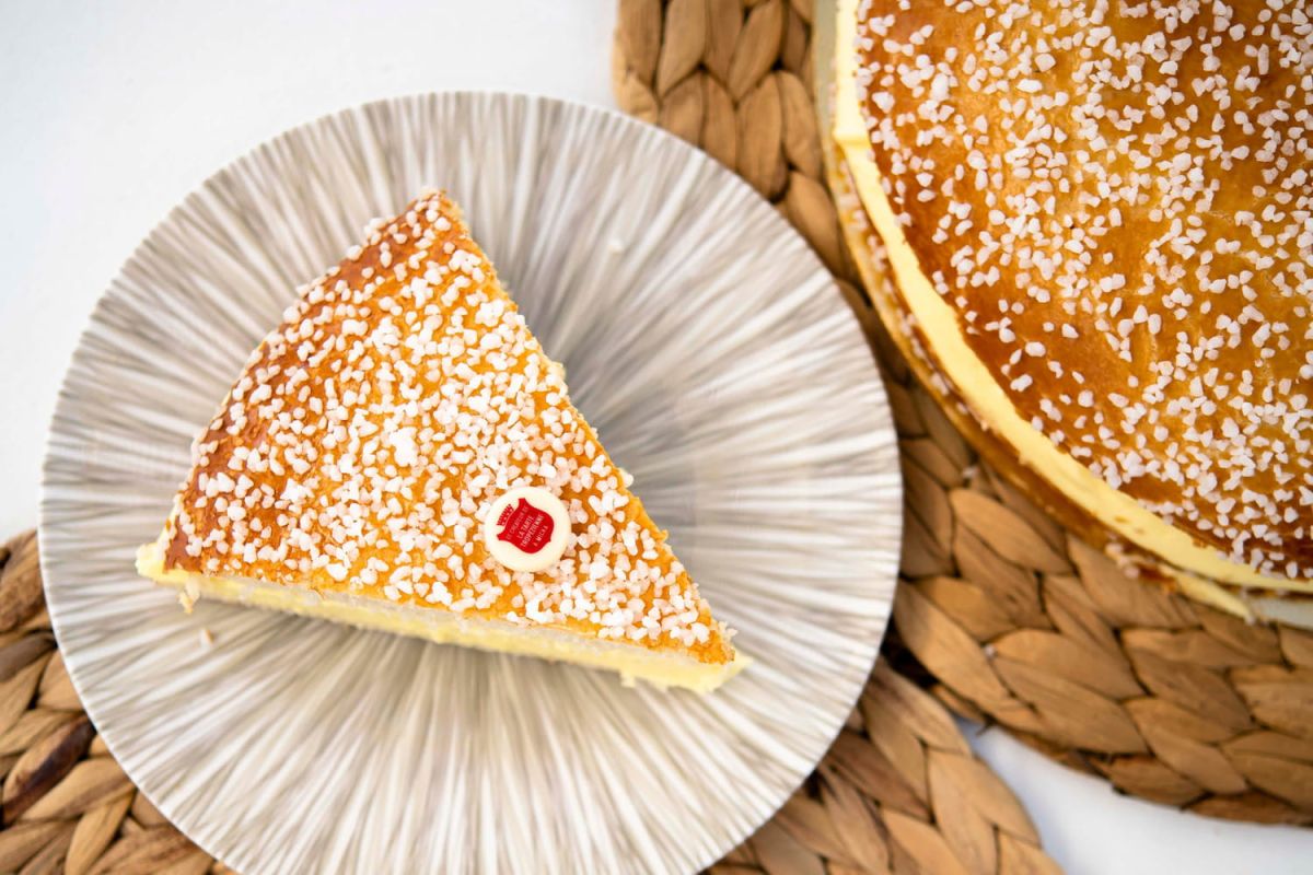 Découvrez la tarte tropézienne : un emblème sucré de la Côte d'Azur