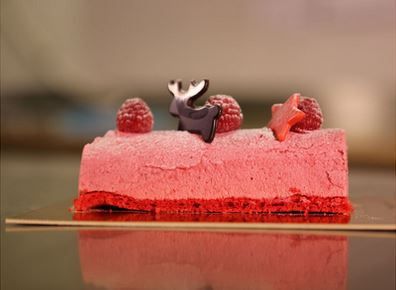 La délicieuse bûche de Noël à la framboise par Arnaud Delmontel