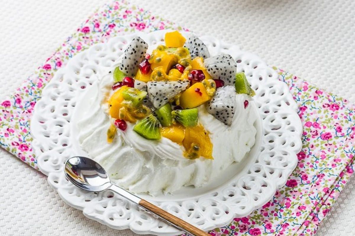 Pavlova exotique : meringue combava, chantilly coco et fruits tropicaux