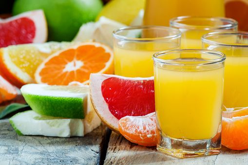 Les jus de fruits pour enfants : un goût trop sucré pour leur santé ?